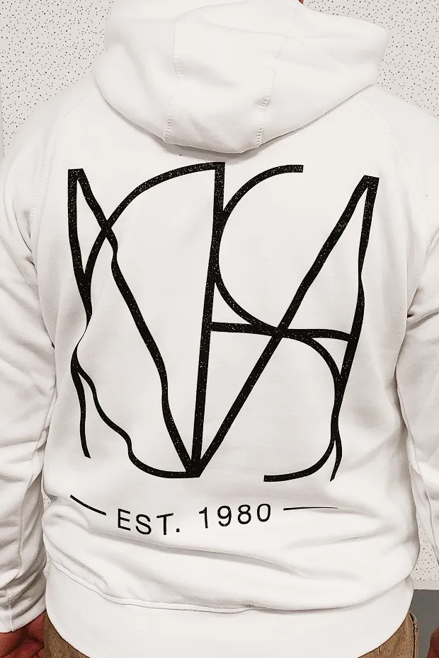 Weißer Hoodie mit schwarzem, grafischem Logo und der Aufschrift "EST. 1980" auf der Rückseite.